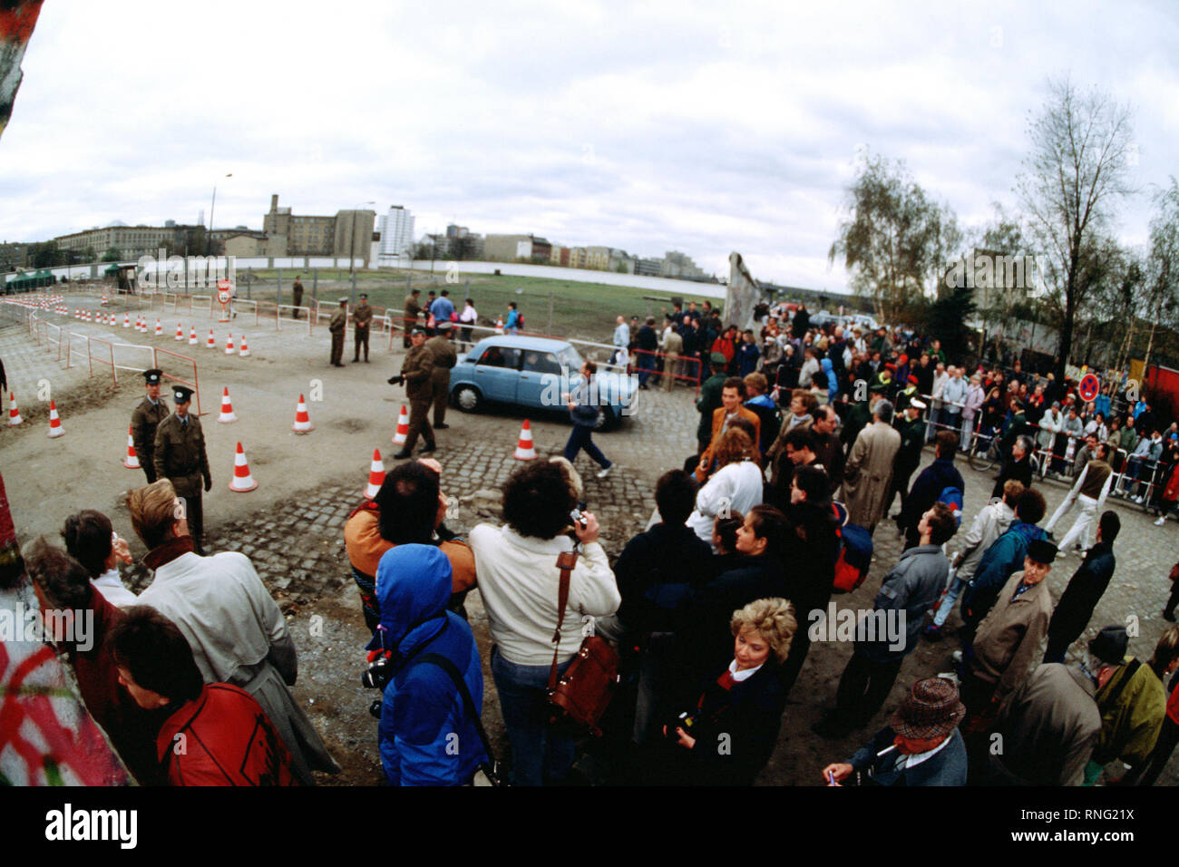 A Crowd Of West German Citizens Gathers At The Newly Created Opening In The Berlin Wall At Potsdamer Platz Stock Photo Alamy A Crowd Of West German Citizens Gathers At The Newly Created Opening In The Berlin Wall At Potsdamer Platz Stock Photo Alamy