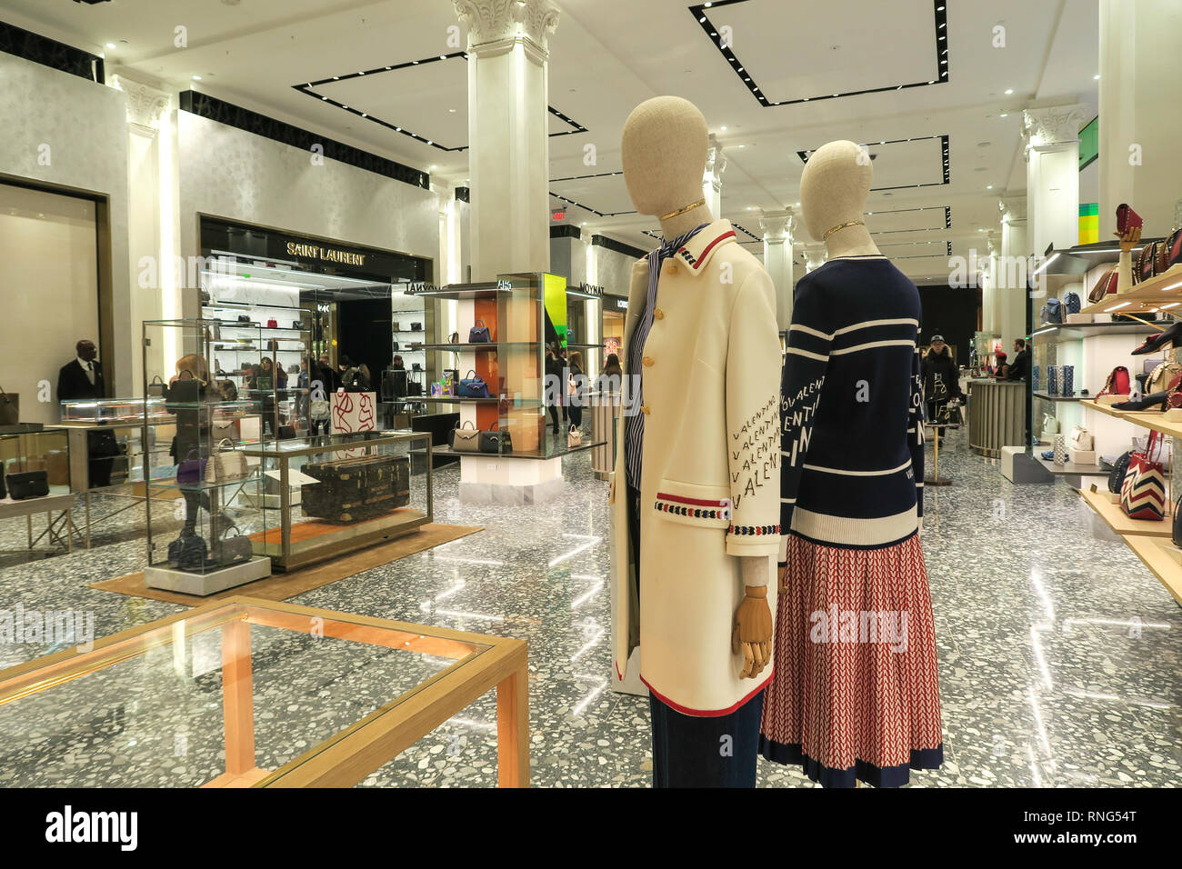 Mannequins shop hi-res stock photography and images - Page 30 - Alamy