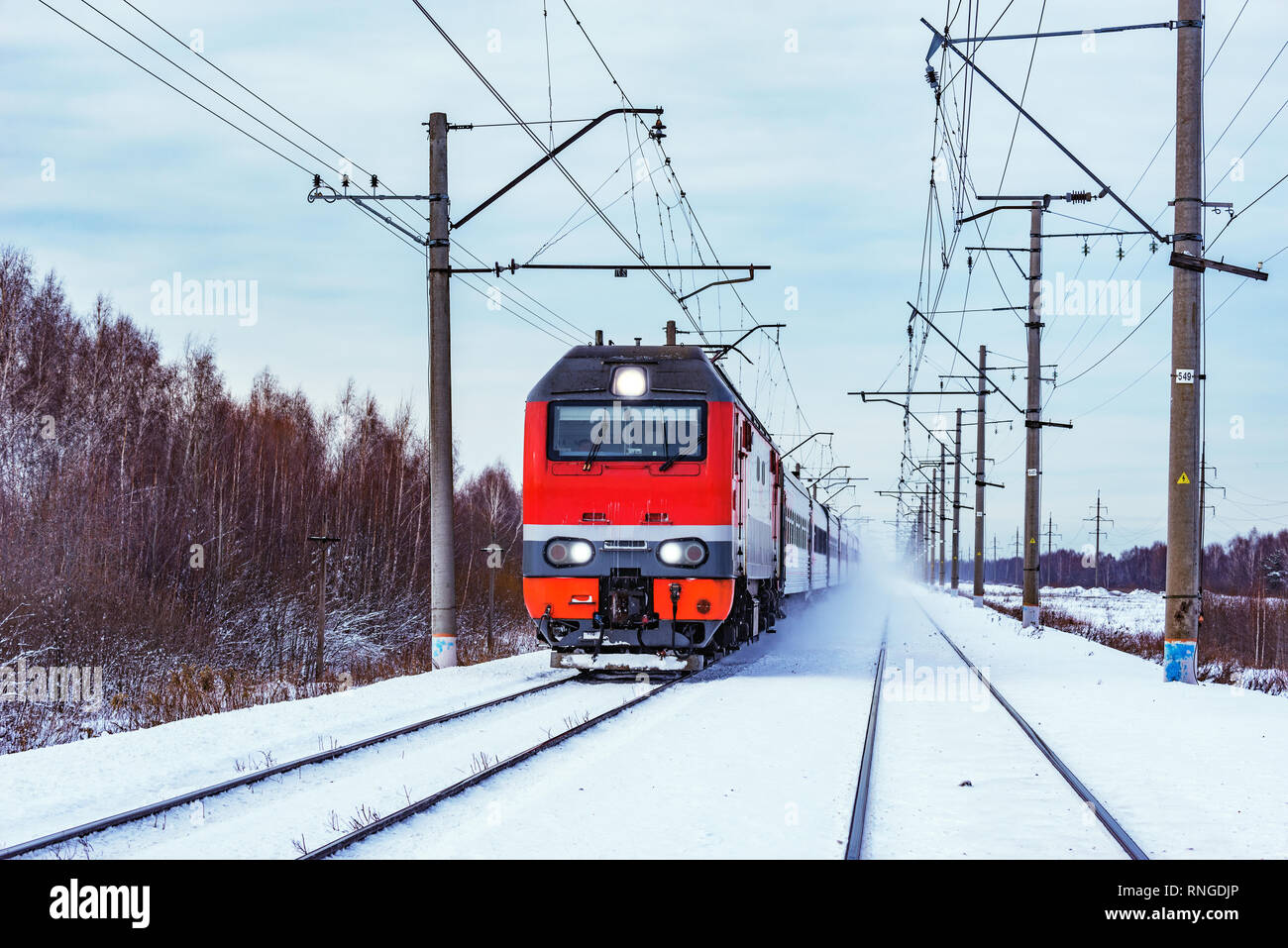 ретропоезд селигер вагоны. поезд спб костомукша. парень на перроне. поезд есть туда. поезд дальнего следования.