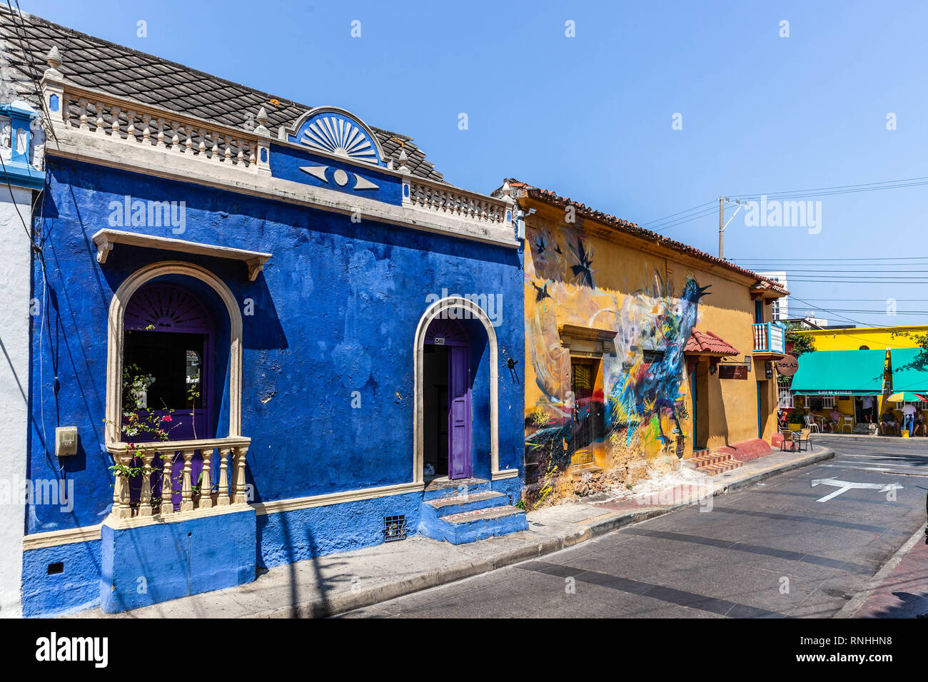 Old houses in Calle de San Antonio, Barrio Getsemaní, Cartagena de Indias, Colombia. Stock Photo