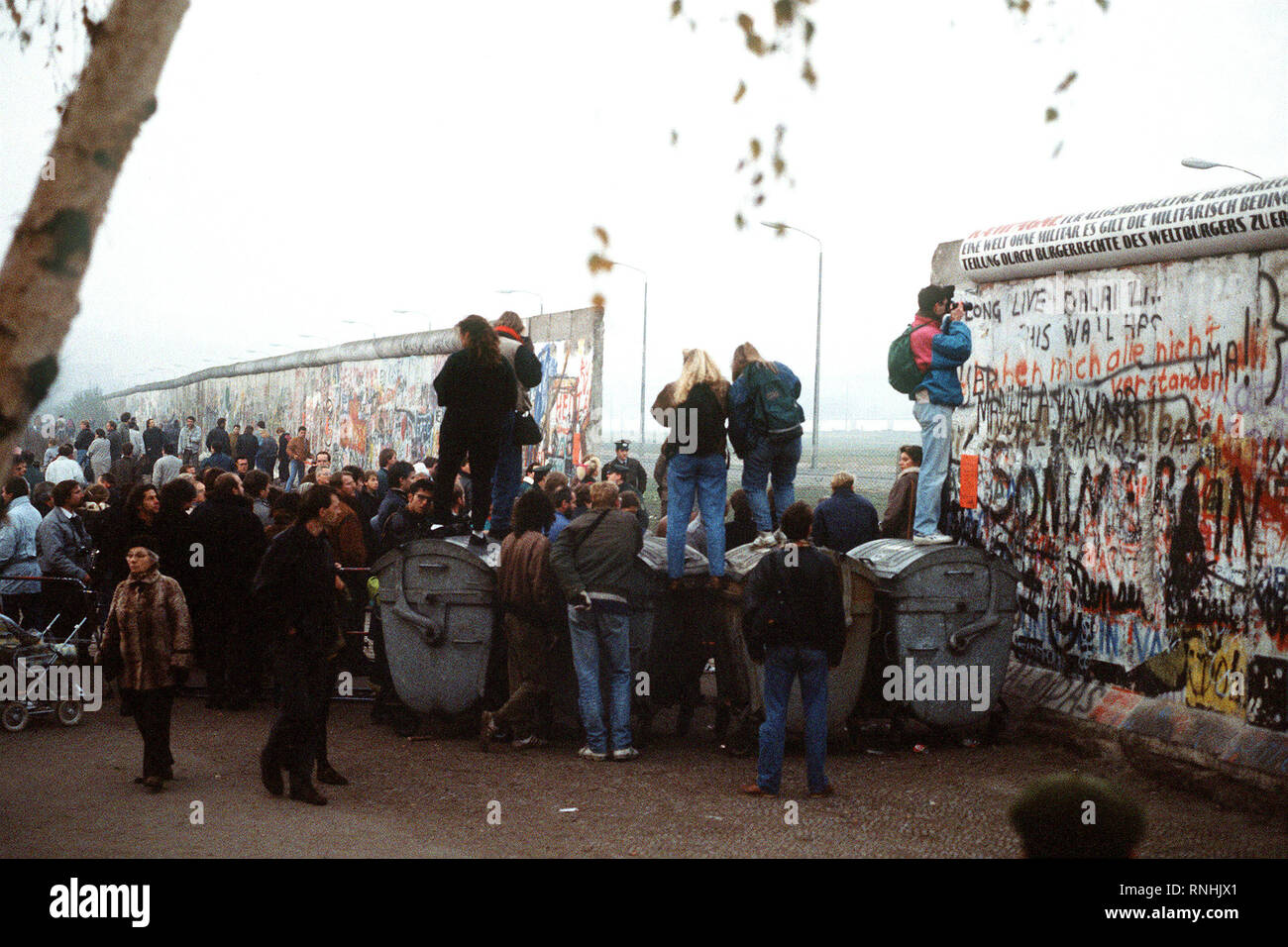 A Crowd Of West German Citizens Gathers At The Newly Created Opening In The Berlin Wall At Potsdamer Platz Stock Photo Alamy A Crowd Of West German Citizens Gathers At The Newly Created Opening In The Berlin Wall At Potsdamer Platz Stock Photo Alamy