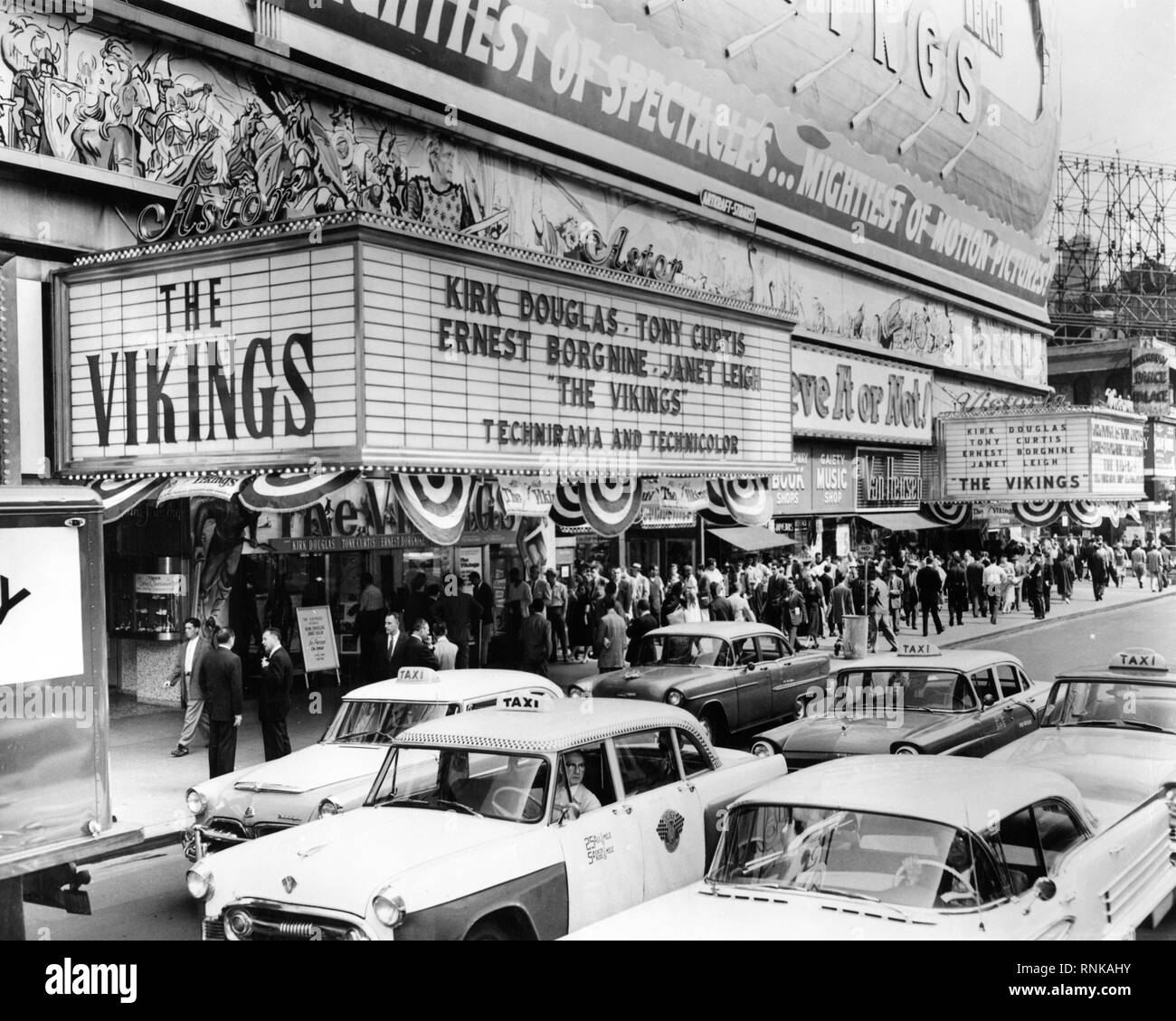 Kirk douglas the vikings Black and White Stock Photos & Images Alamy