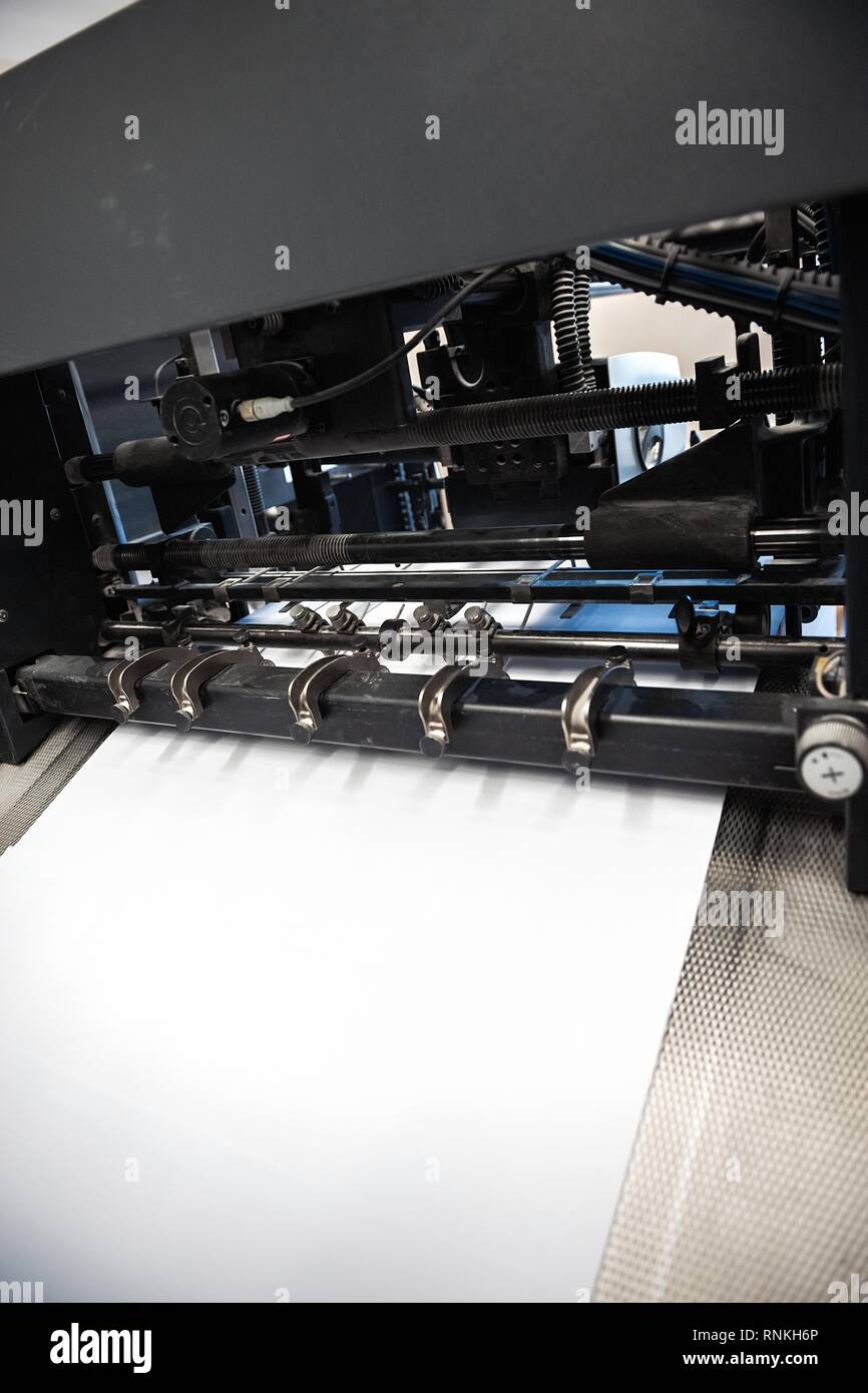 Newspaper worker printing press hi-res stock photography and images - Alamy