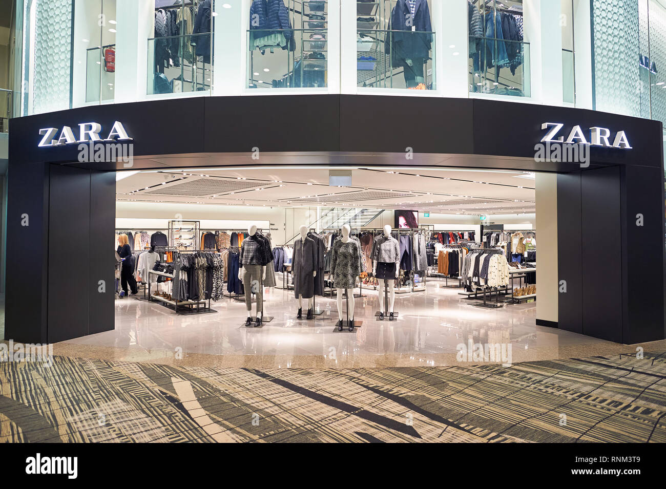 SINGAPORE - CIRCA NOVEMBER, 2015: Zara store at Singapore Changi Airport.  Changi Airport is the primary civilian airport for Singapore and one of the  Stock Photo - Alamy