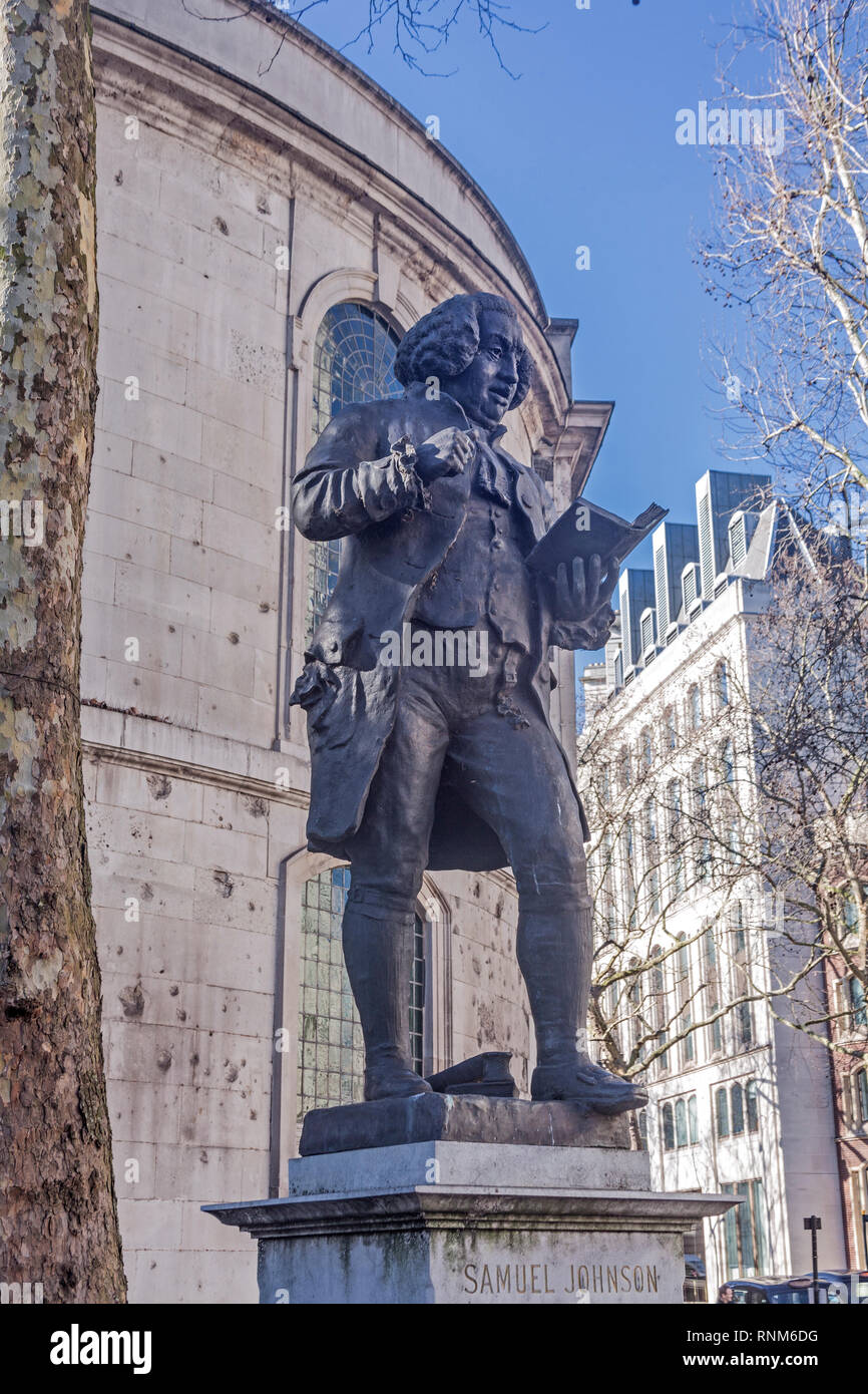 London, The Strand.  A bronze statue of Dr Johnson, based on Sir Joshua Reynolds' portrait, next to St Clement Dane's church, which Johnson attended. Stock Photo