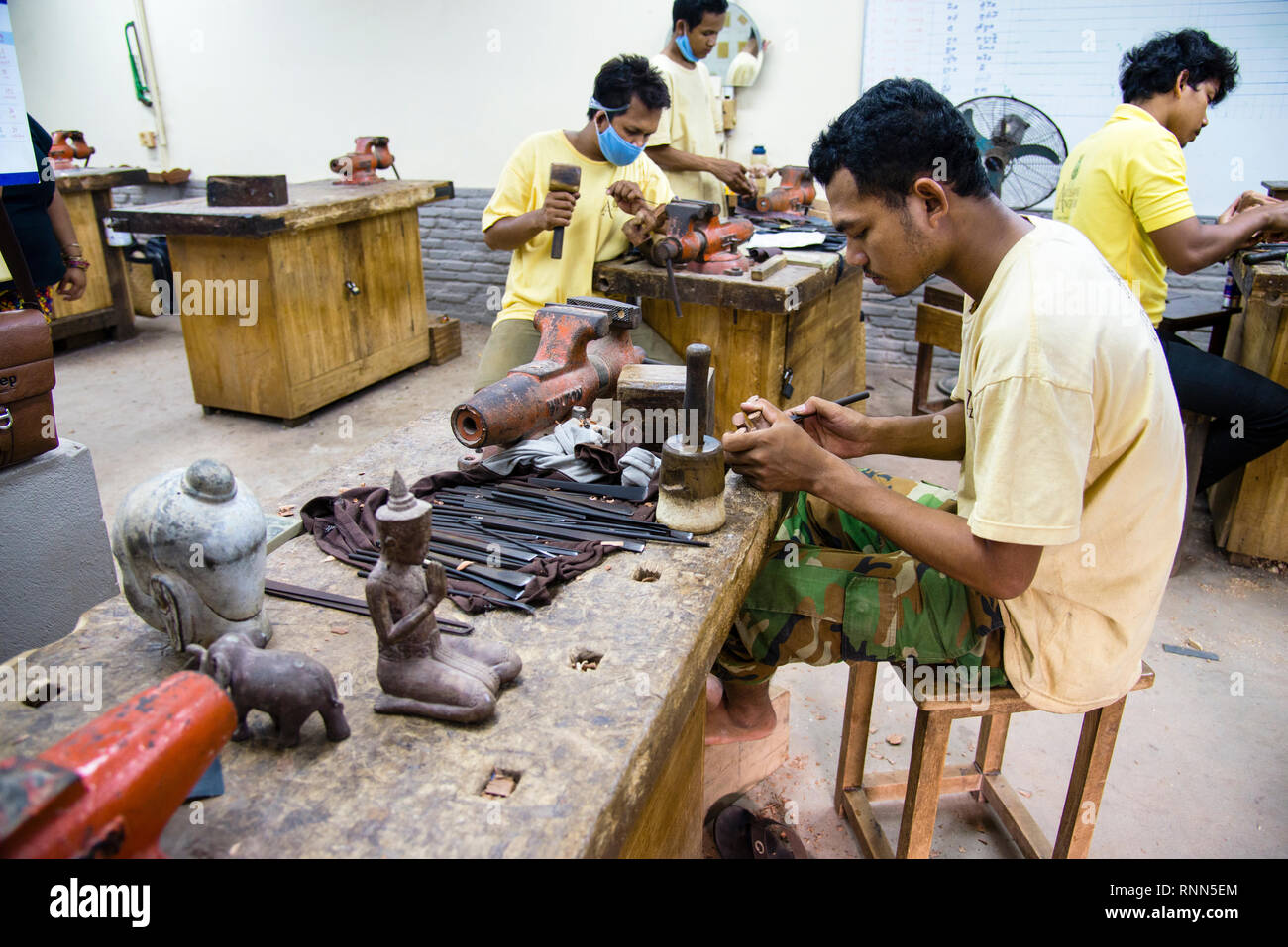 Artsians d Angkor's main in Siem Reap schools Cambodians in