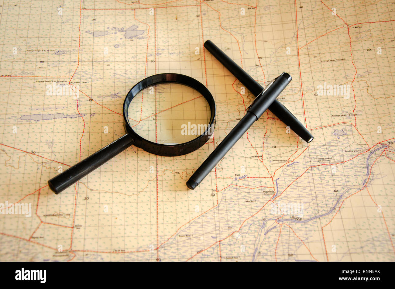 Magnifying glass on a map hi-res stock photography and images - Alamy
