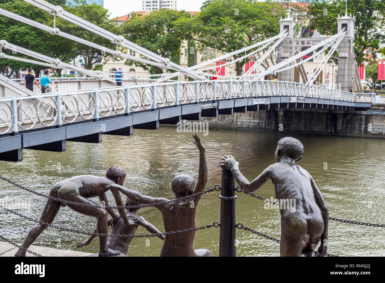 Cavenagh Bridge over Singapore River, 1870, Singapore.  Sculpture 'The First Generation' by Chong Fah Cheong. Stock Photo