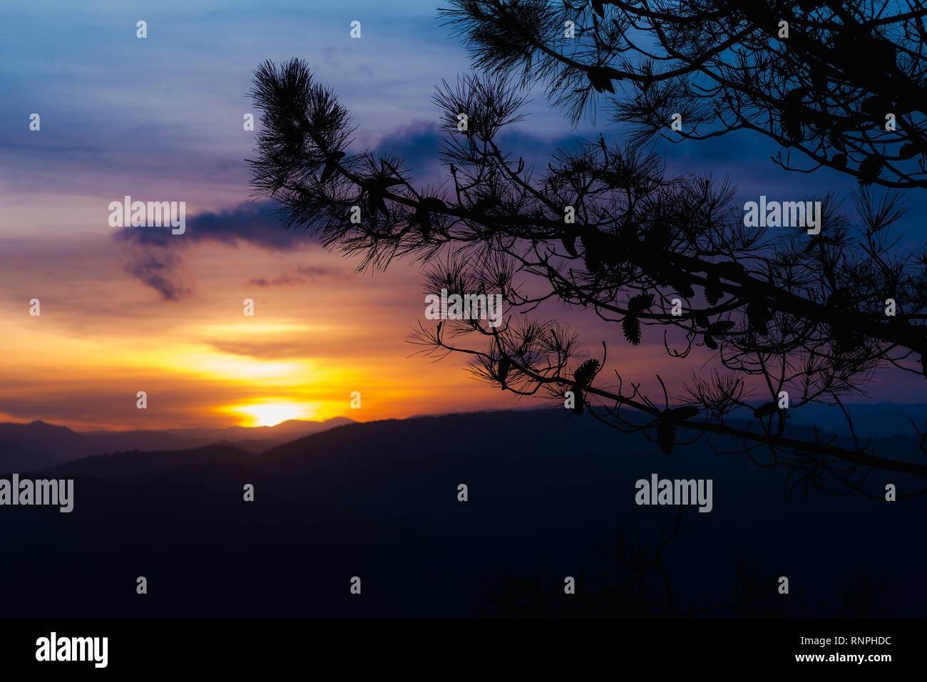 Cloudy sunset sky mountains hi-res stock photography and images - Alamy