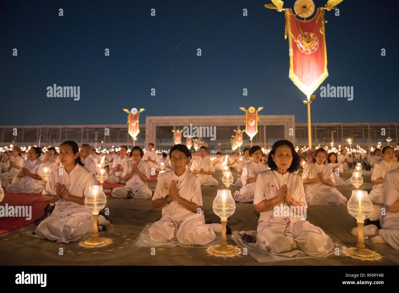Devotees seen meditating with their lanterns during the yearly Makha Bucha ceremony. Buddhist devotees celebrate the annual festival of Makha Bucha, one of the most important day for buddhists around the world. More than a thousand monks and hundred of thousand devotees were gathering at Dhammakaya Temple in Bangkok to attend the lighting ceremony. Stock Photo