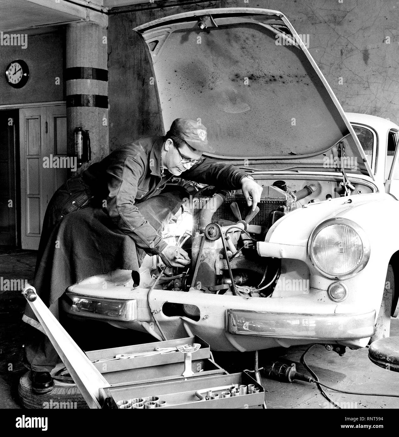 Auto repair finland 1950s Black and White Stock Photos & Images Alamy