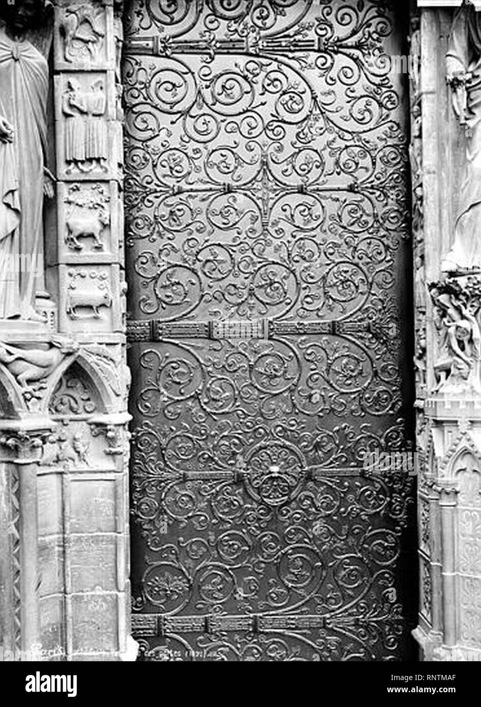 Cathédrale Notre-Dame - Façade ouest pentures de porte - Paris 04 -  Médiathèque de l'architecture et du patrimoine - APMH00014084 Stock Photo -  Alamy