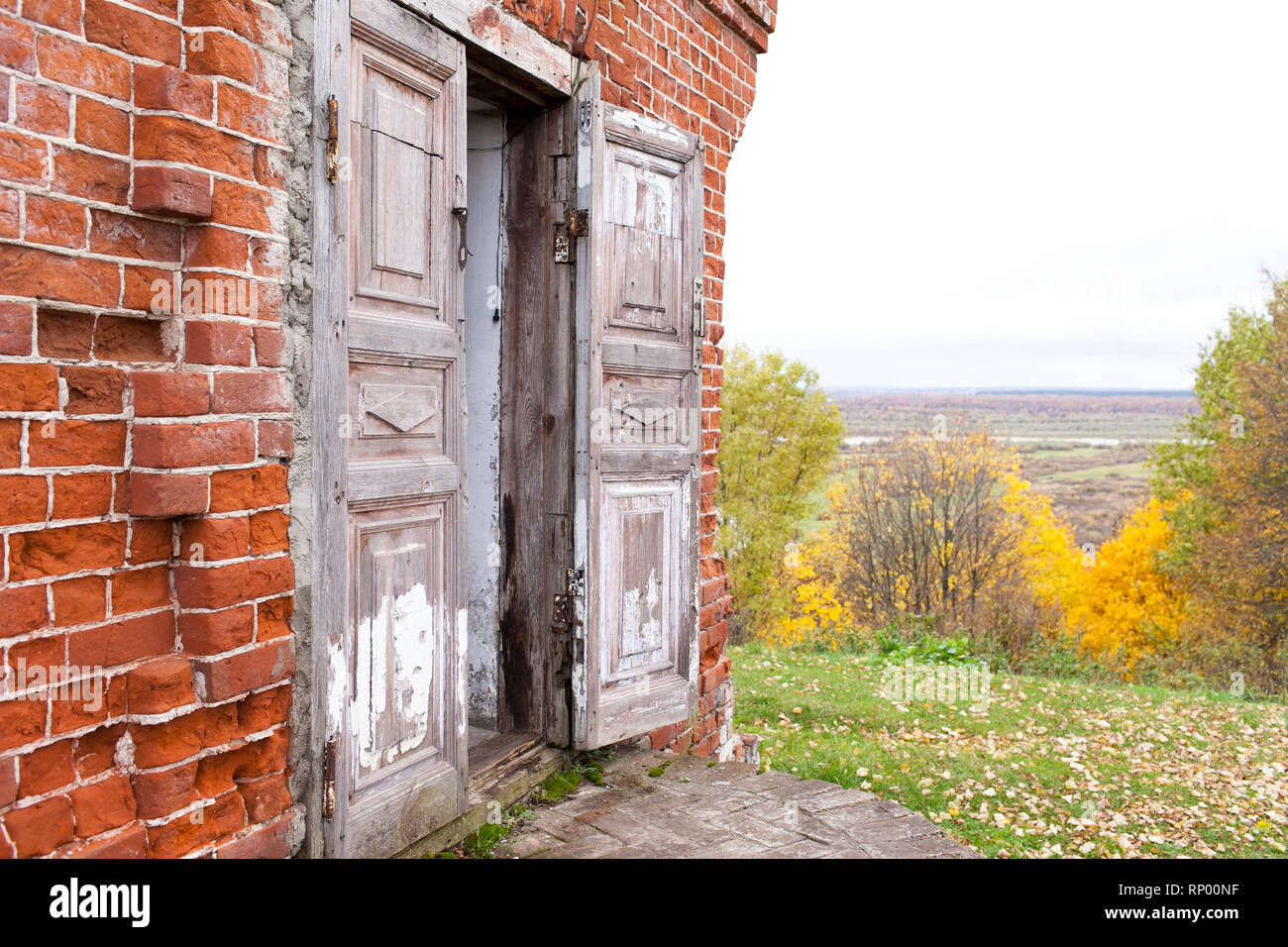 A wooden double door in an old abandoned house. One door leaf is open. Rukavishnikov manor in the village of Podviazye, Bogorodsky District. Stock Photo