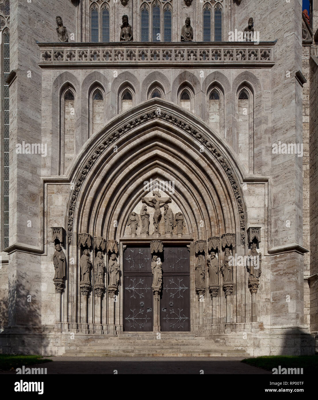 MŸhlhausen ThŸringen Marienkirche 72913 SŸdliches Querhausportal Skulpturen  1901-02 von Ferdinand Riedel darŸber K…NIGSGALERIE m Karl IV zweiter v re Stock Photo