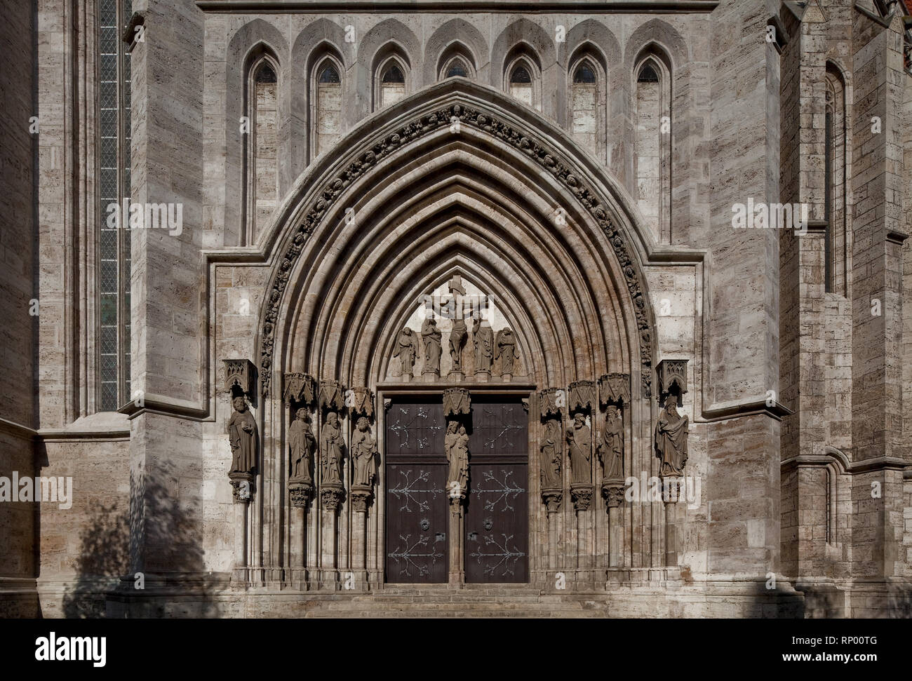MŸhlhausen ThŸringen Marienkirche 72916 SŸdliches Querhausportal m Aposteln u Propheten im GewŠnde u Kreuzigungsszene im Tympanon 1901-02 von Ferdinan Stock Photo