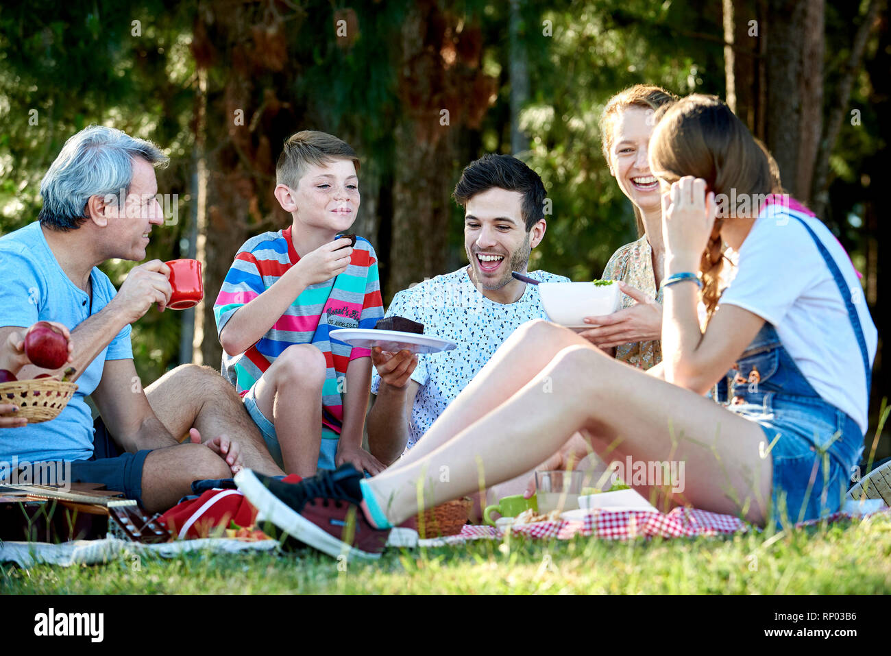 Teenage family eating hi-res stock photography and images - Alamy