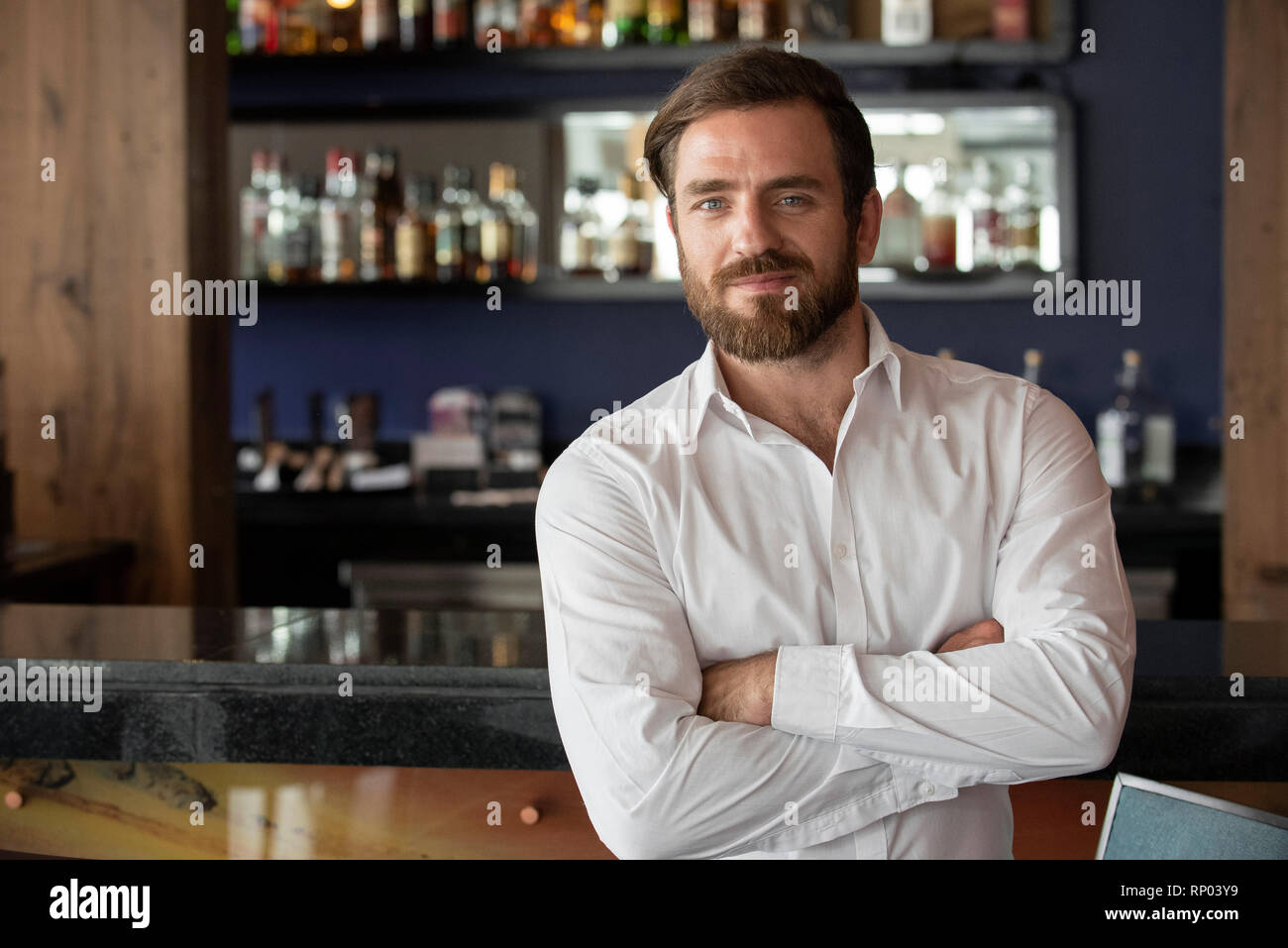 Man crossed arms bar hi-res stock photography and images - Alamy