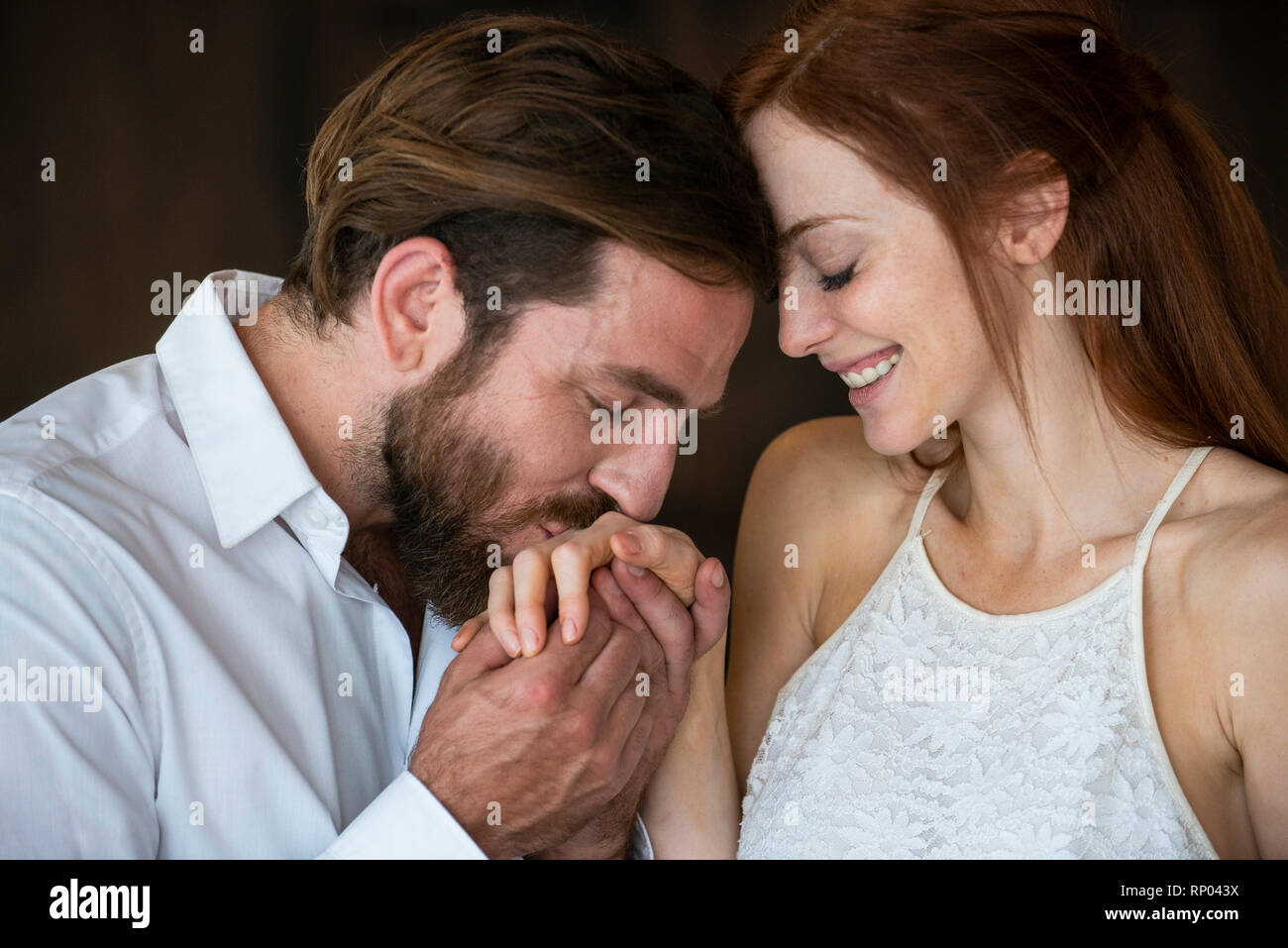 Couple kissing bar hi-res stock photography and images - Alamy