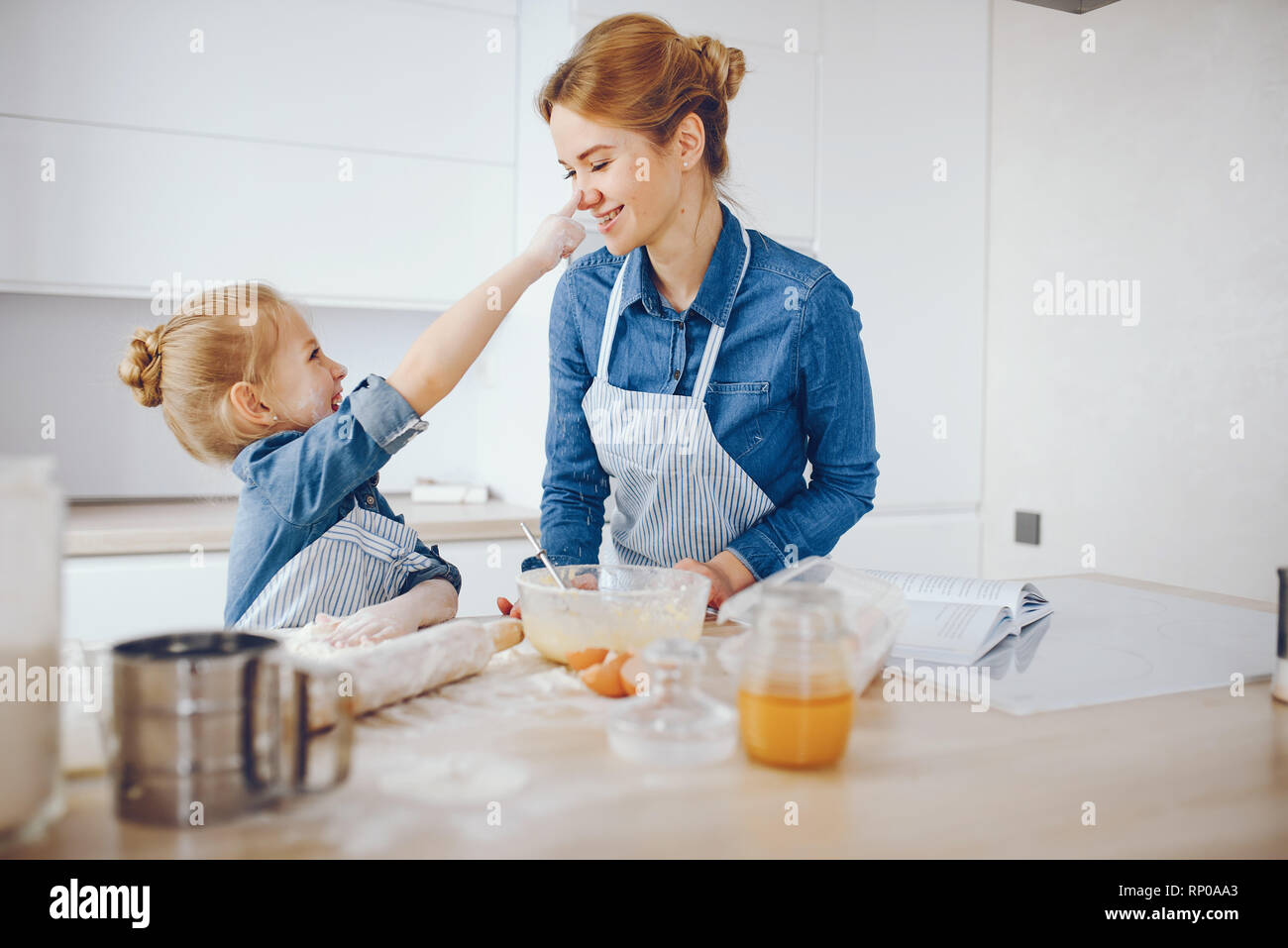 Маму стоя на кухне. Мама на кухне. Мама с ребенком на кухне. Мама с дочкой готовят на кухне. Фотосессия мама и дочка на кухне.