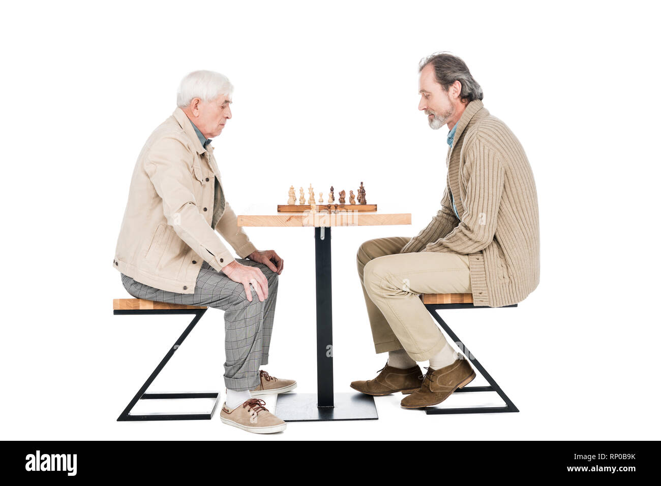 Обман возраста. Люди сидят за шахматным столом. Человек сидит и играет в шахматы. Фото сидя за шахматным столом. Старик йог сидит за шахматной доской.