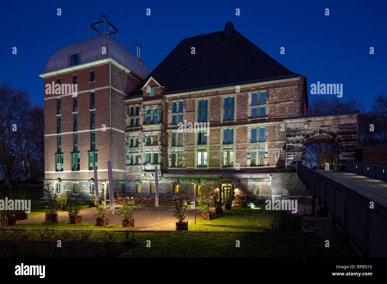 D-Gelsenkirchen, D-Gelsenkirchen-Horst, Ruhr area, Westphalia, North Rhine-Westphalia, NRW, Castle Horst, Lippe Renaissance, culture centre, museum, registry office, restaurant, castle gate, archway, Bossage, rustic quoins, evening, twilight, blue hour, illumination Stock Photo