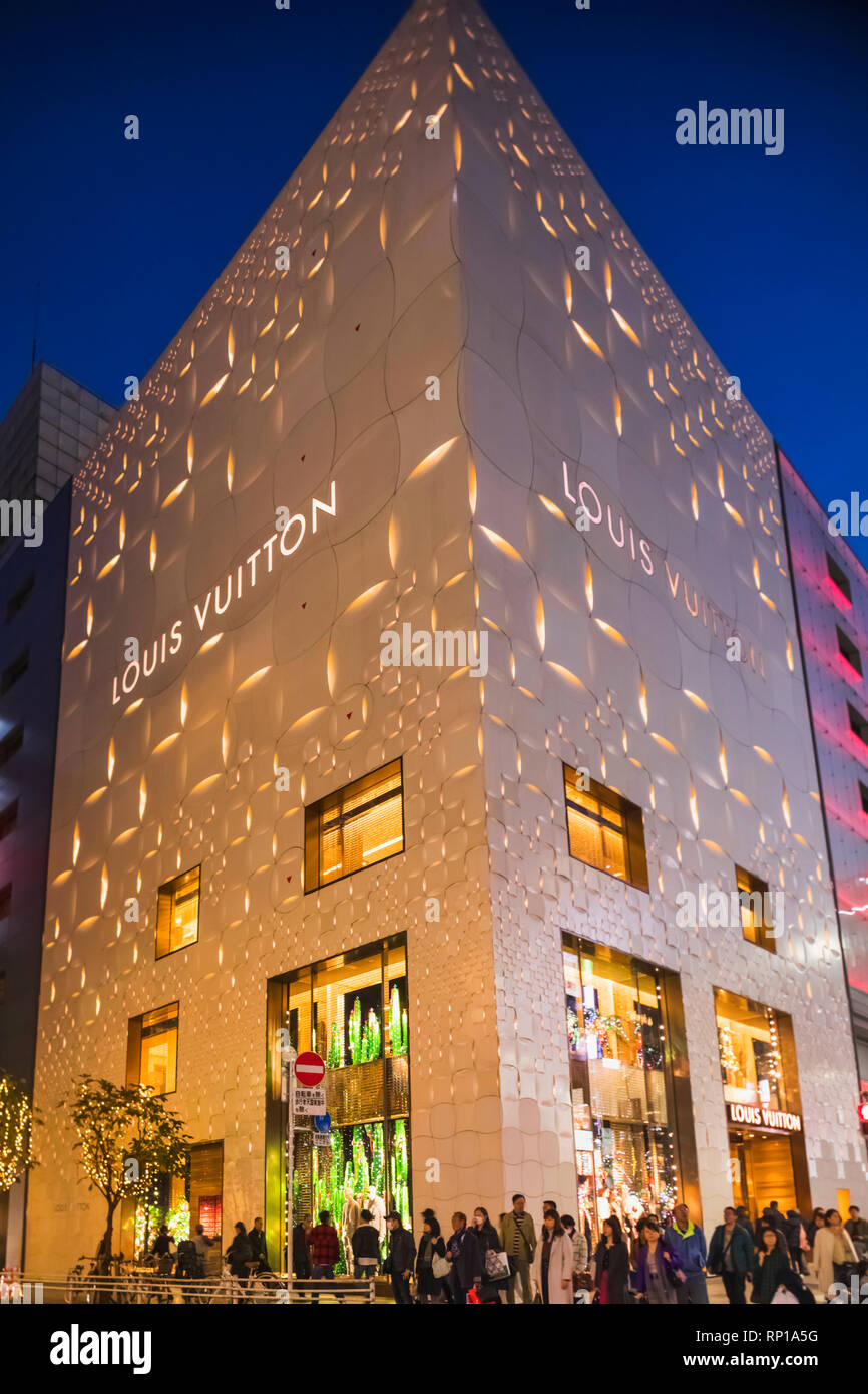 Louis Vuitton Store Front Window on GInza Street in Tokyo Editorial Stock  Image - Image of people, chuo: 105065059
