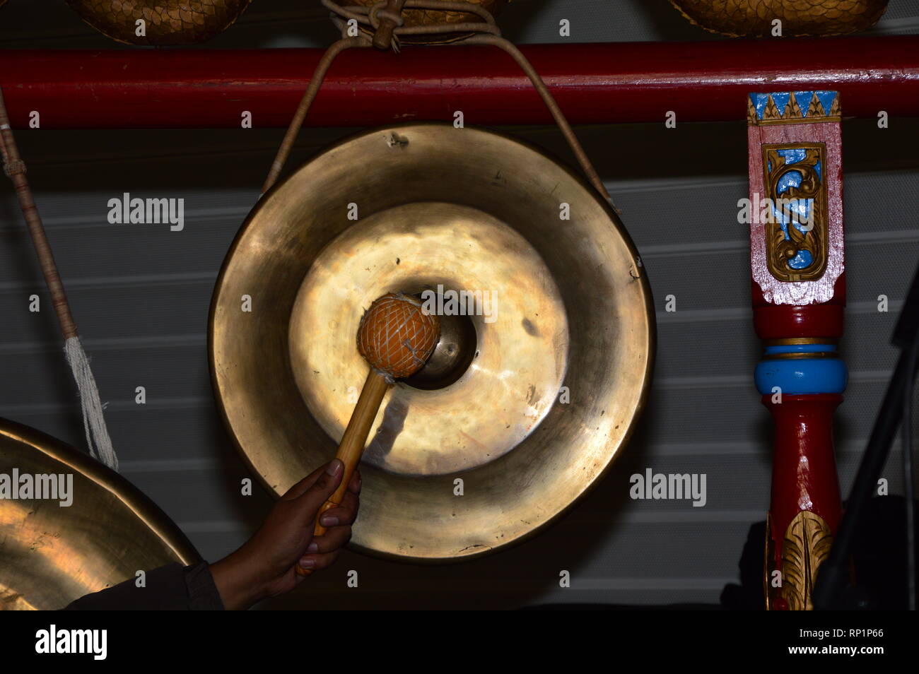 Zoom on a indonesia gong (hitting a gong Stock Photo Alamy