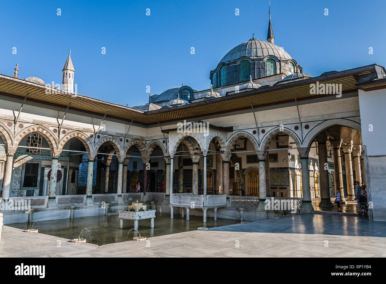 The upper terrace with fountain, İftar bower and Baghdad Kiosk, Topkapi Palace,  Istanbul Stock Photo