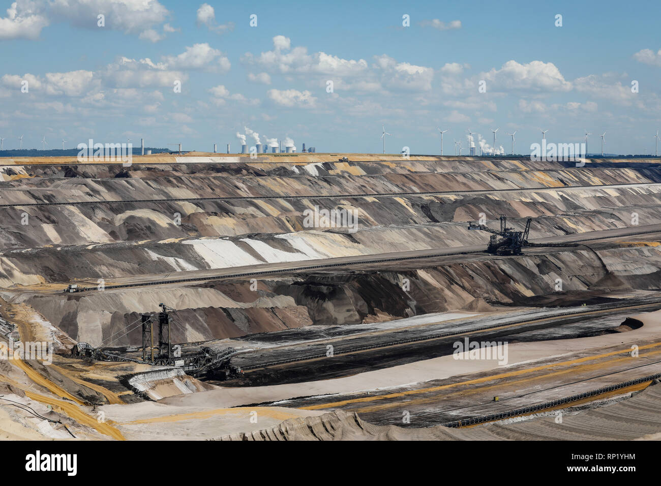 20.06.2018, Juechen, North Rhine-Westphalia, Germany - RWE lignite open cast mine Garzweiler, here with view to RWE Power AG Kraftwerk Frimmersdorf an Stock Photo