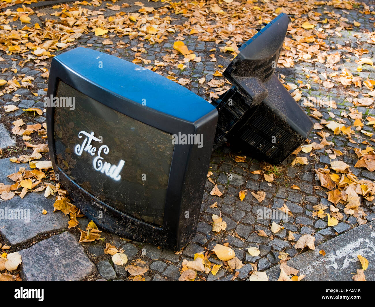 Smashed tv screen hires stock photography and images Alamy