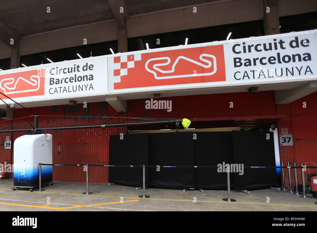 Barcelona, Spain. 20th Feb 2019. Circuit de Barcelona-Catalunya, Barcelona, Spain. 20th Feb, 2019. Formula One Testing Day 3; ROKiT Williams Racing garage keeps screens in front of the garage doors while they appear to work on their car after its late arrival Credit: Action Plus Sports/Alamy Live News Stock Photo
