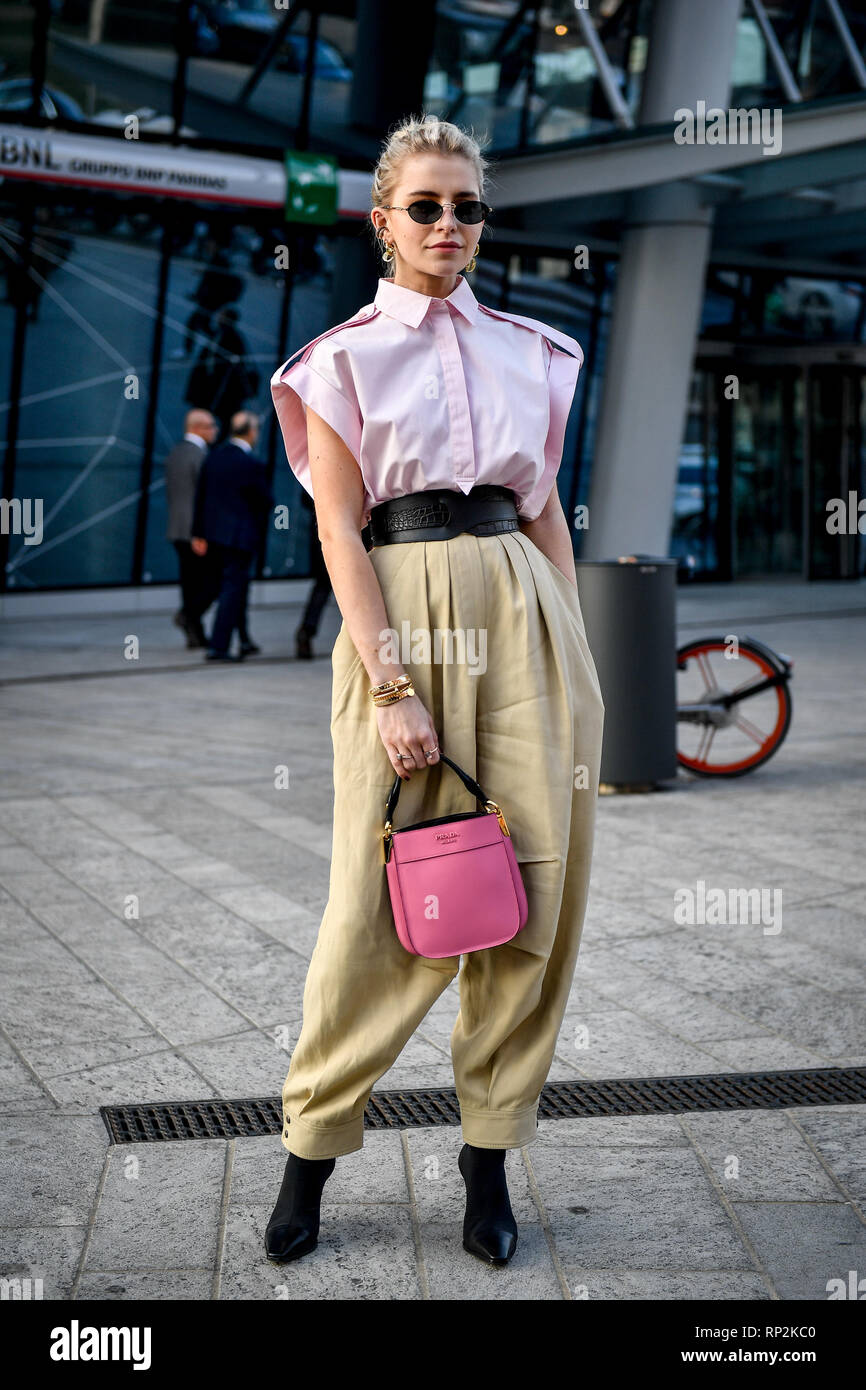 Milan, Italy. 20th Feb, 2019. Foto Claudio Furlan / lapresse 20-02-2019  Milano Settimana della moda, street photography, blogger e influencer  all'esterno delle sfilate Nella foto: lo street style fuori dalla sfilata di