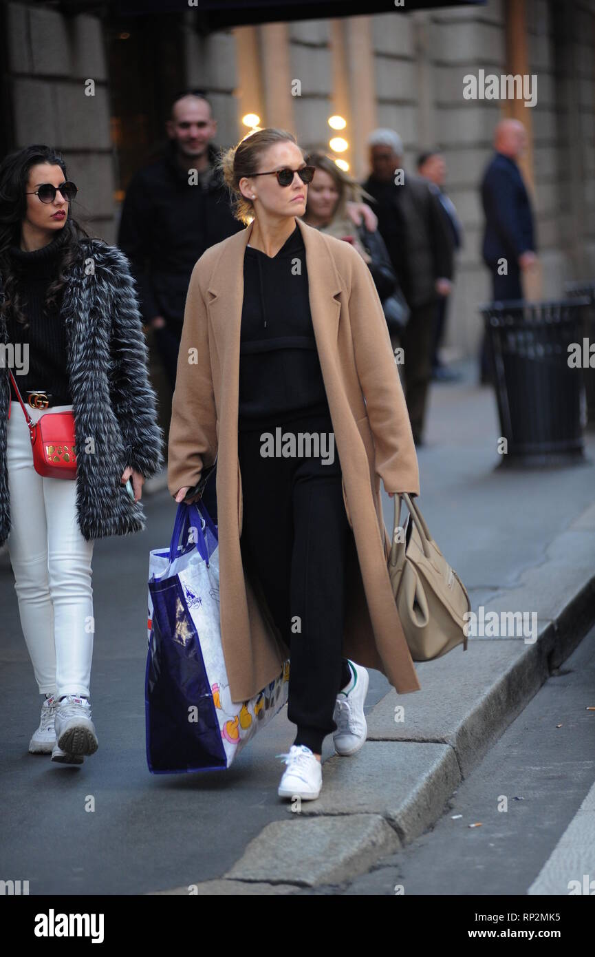 Milan, Italy. 20th Feb, 2019. Milan, Bar Refaeli shopping in the center ...