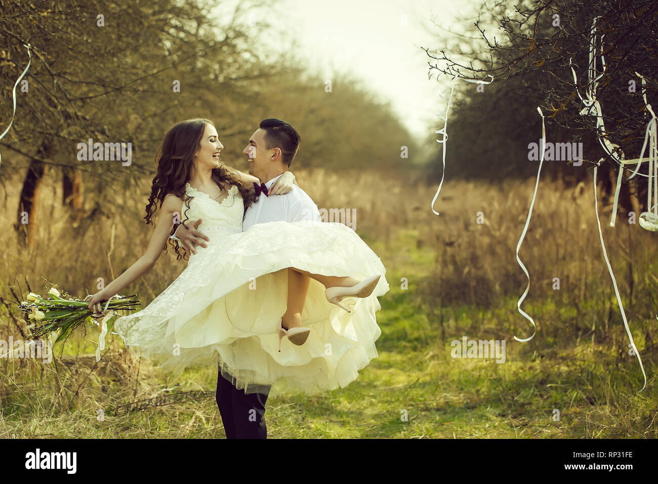 Happy wedding couple Stock Photo - Alamy