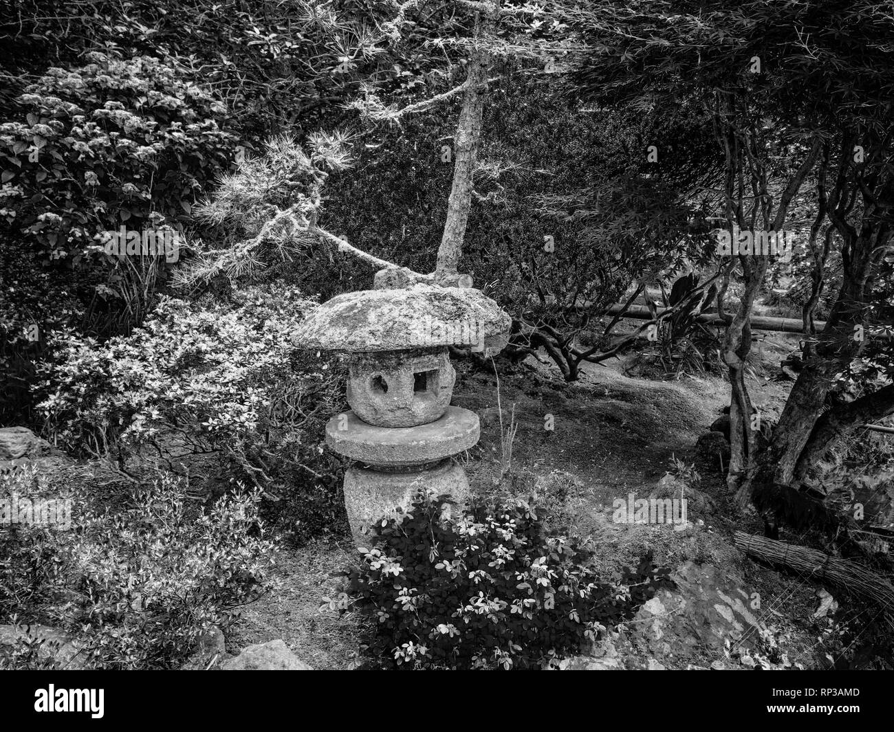 Beautiful little Japanese garden in Kamakura Stock Photo Alamy