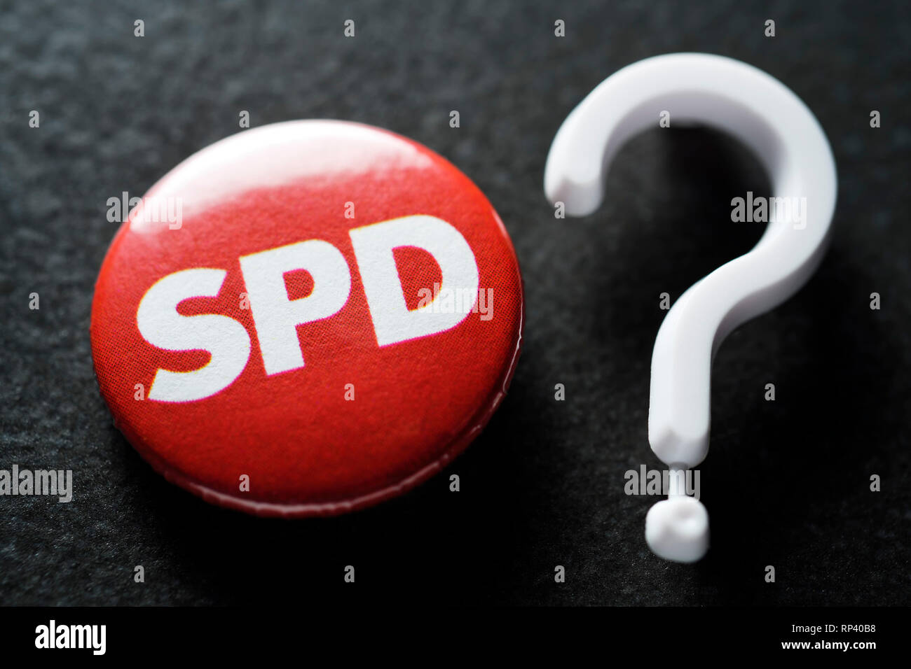 Anstecker of SPD and question mark, People's Parties in the crisis, Anstecker der SPD und Fragezeichen, Volksparteien in der Krise Stock Photo
