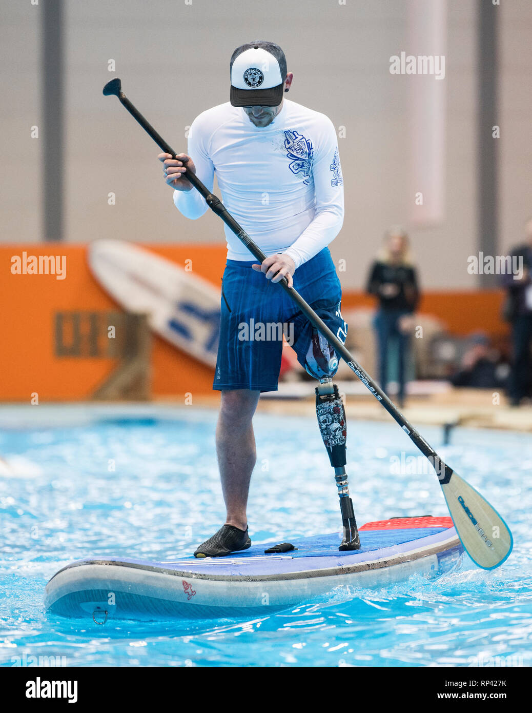 18.01.2019, Duesseldorf, North Rhine-Westphalia, Germany - A man with a prosthetic leg is standing on a stand-up paddle at the 50th BOOT water sports  Stock Photo