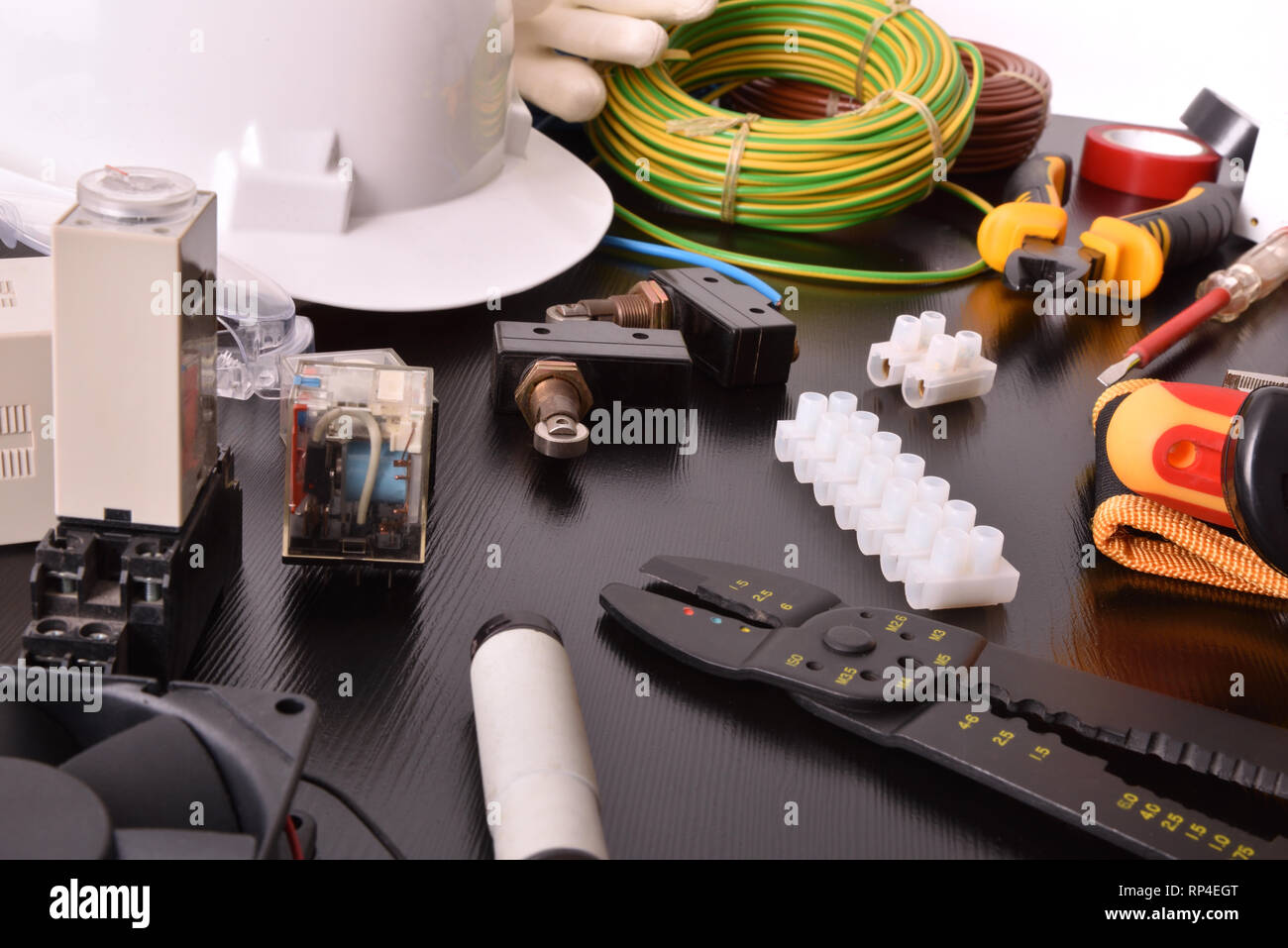 Electrical installation and maintenance tools deals