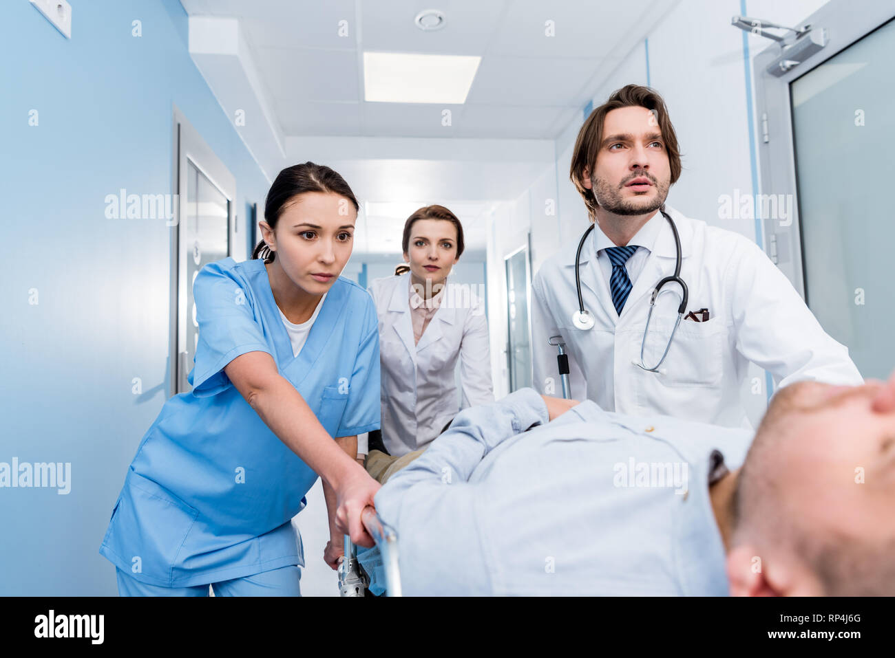 Парень волонтер. Пациент плачет. Беспокойный пациент. Медицина и психология картинка. Беспокойный пациент.