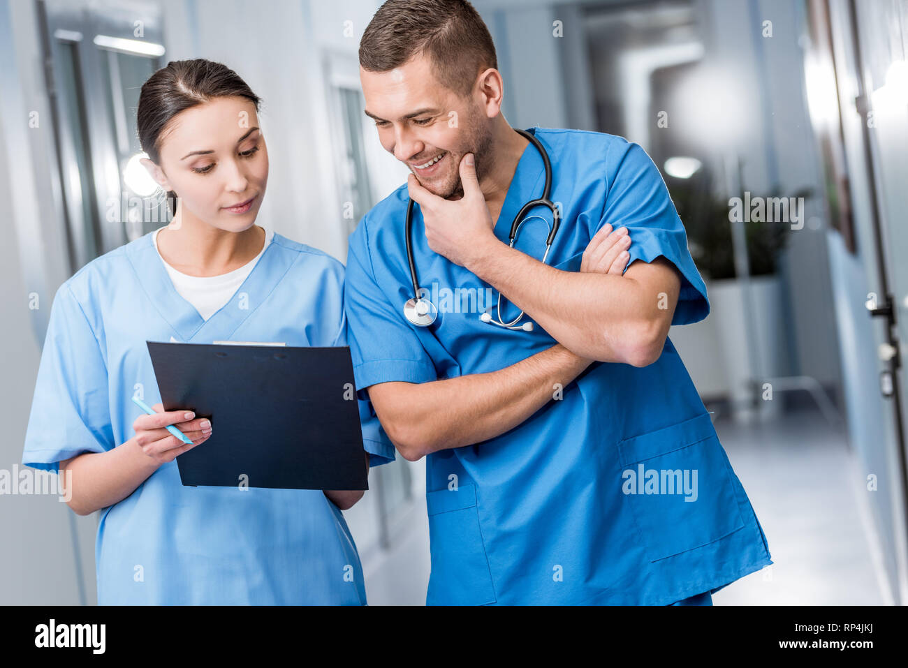 врач в синей форме. эротический костюм врача мужской. медсестры над парнем. медсестра картина. девушка врач со шприцом.