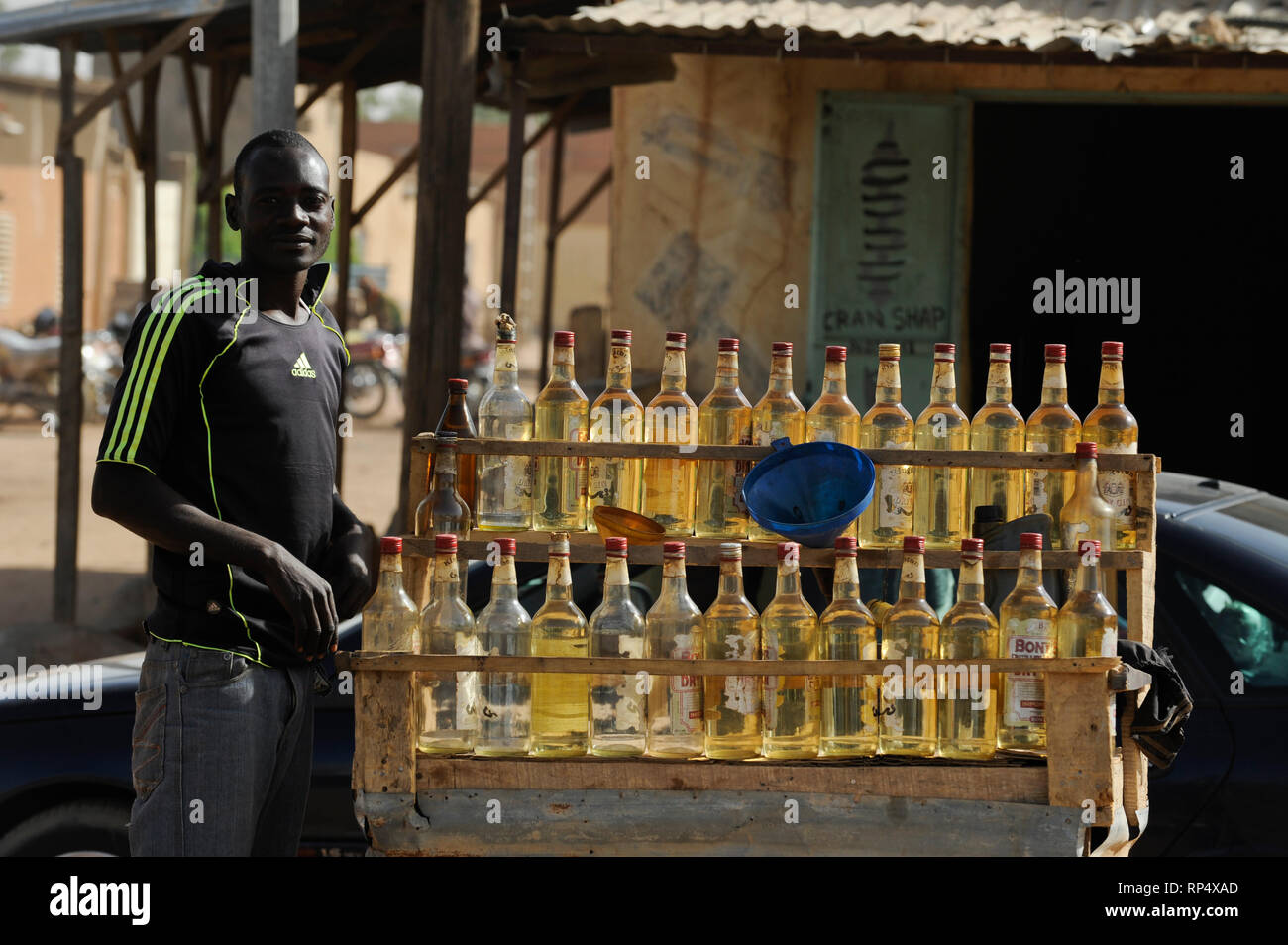 NIGER Zinder, selling of smuggled petrol from Nigeria in gin glass bottles / NIGER Zinder, Verkauf von geschmuggeltem Benzin in Gin Flaschen, der Niger ist seit 2012 Oelproduzent und betreibt mit chinesischer Firma CNPC die neue Raffinerie SORAZ bei Zinder Stock Photo