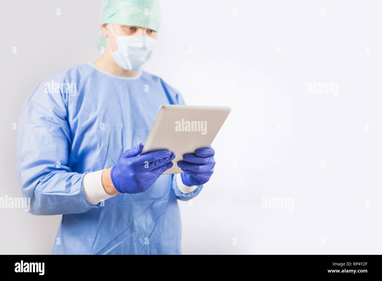 человек работает хирургом