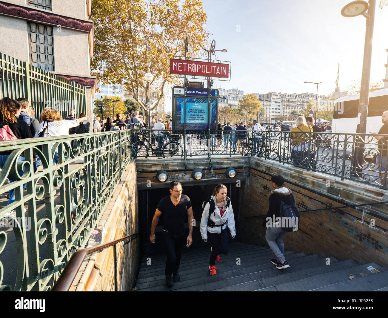PARIS, FRANCE - OCT 13, 2018: View of large crowd of people exitis to Porte  de Versailles Parc des Exposition going to the exhibition - view from above  Stock Photo - Alamy