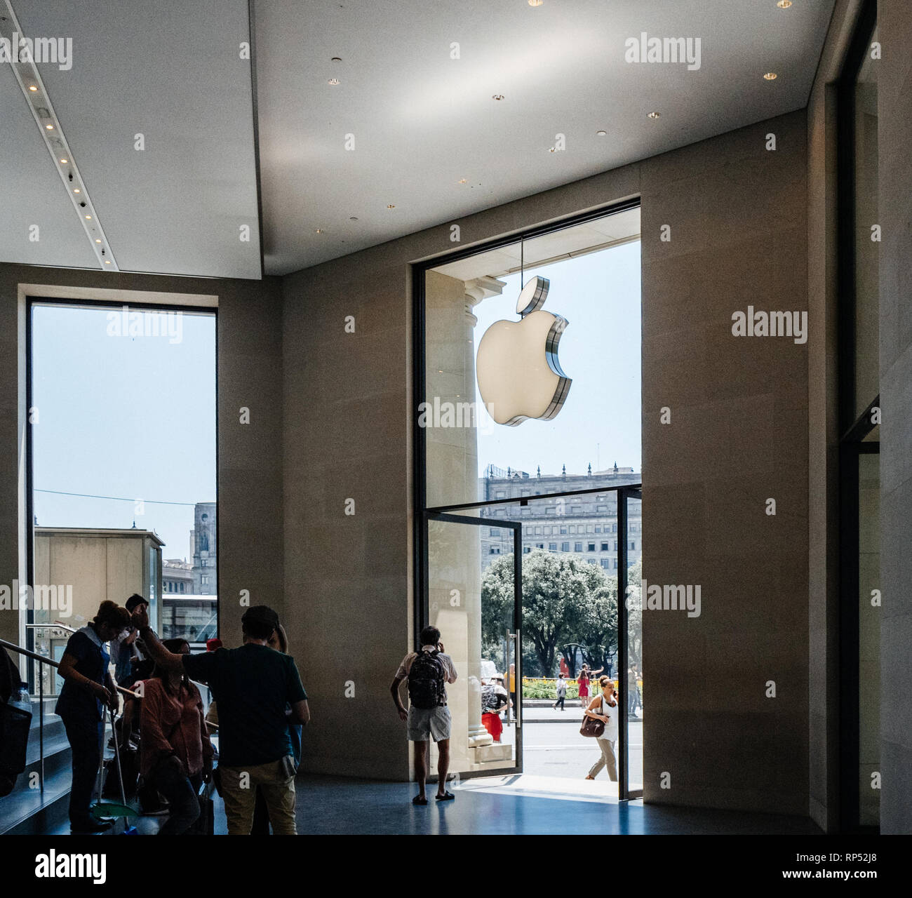 Apple store in dallas hi-res stock photography and images - Alamy