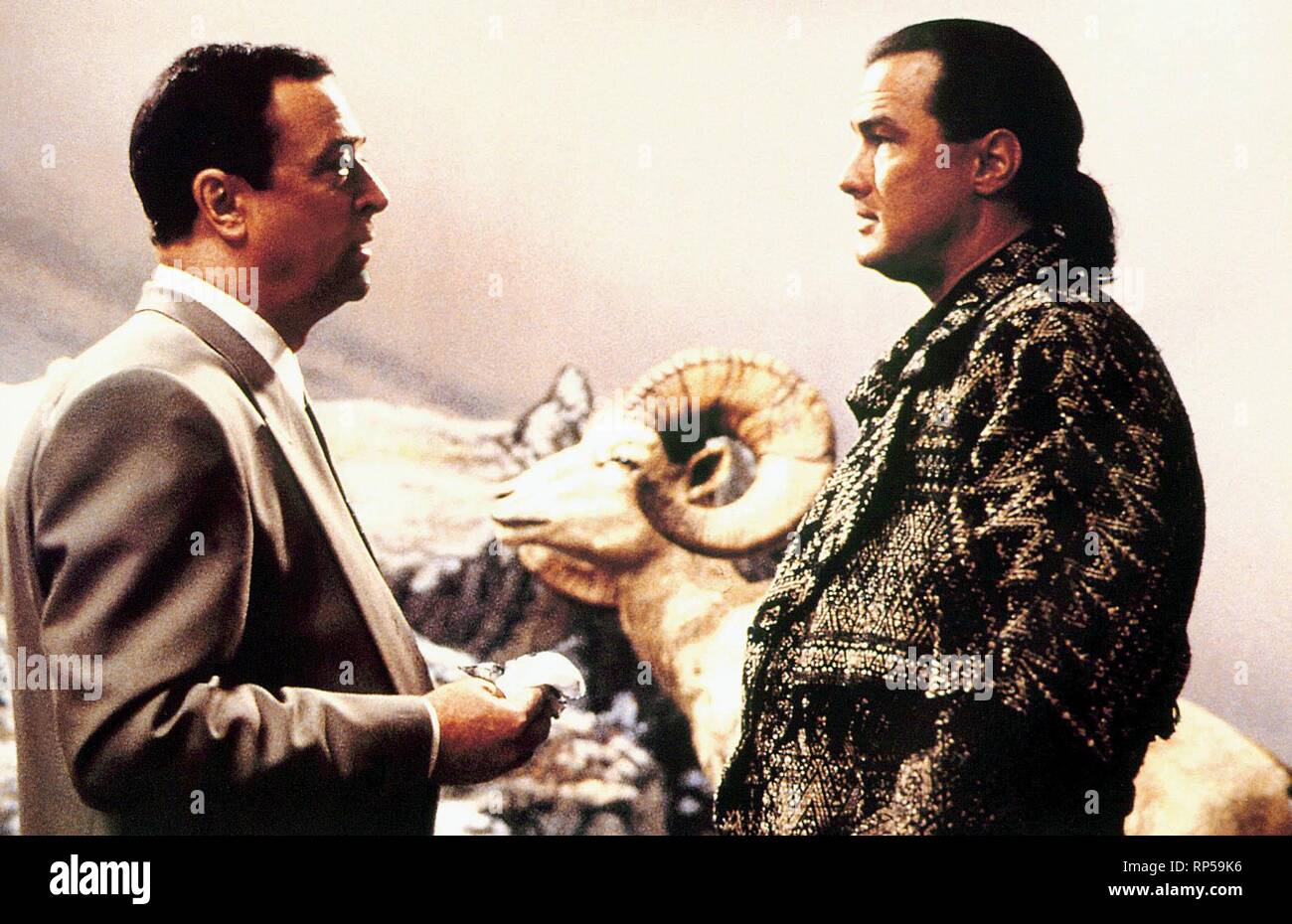 CAINE,SEAGAL, ON DEADLY GROUND, 1994 - Stock Image