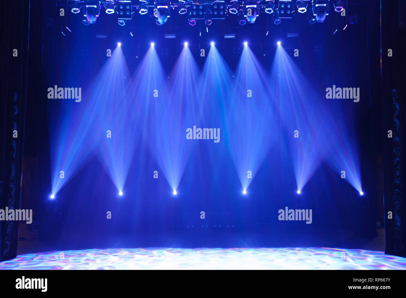 Free stage with lights, lighting devices. Night show Stock Photo Alamy