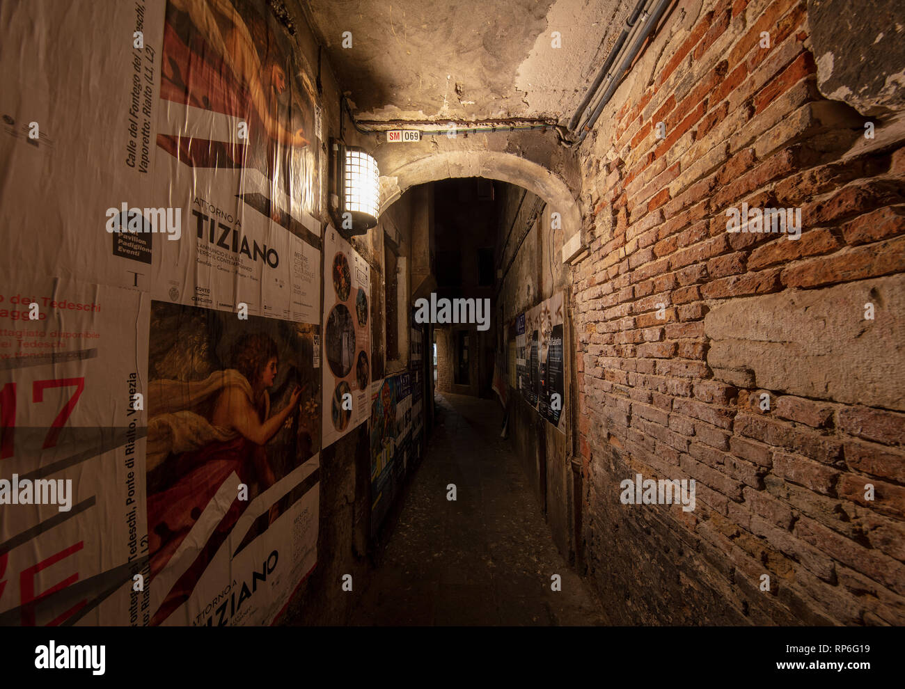 Venetian alley venice italy hi-res stock photography and images - Alamy