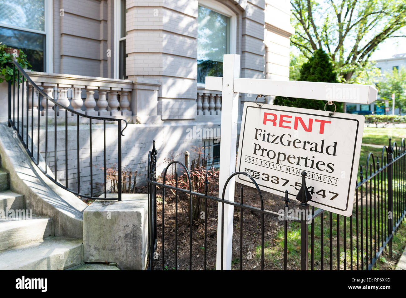 Apartment for ent sign hires stock photography and images Alamy