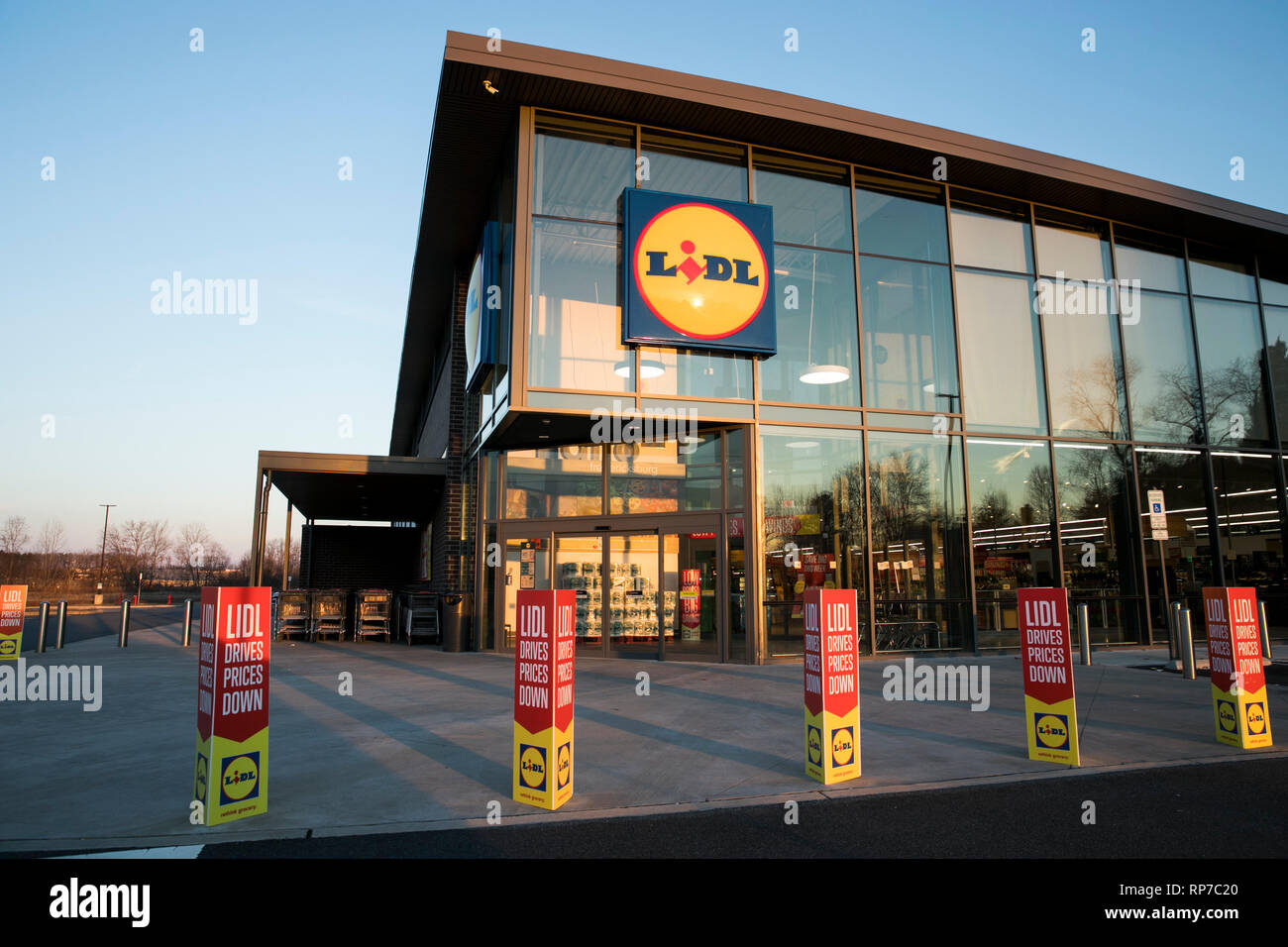 Logo Lidl Discount Supermarket High Resolution Stock Photography and Images Alamy