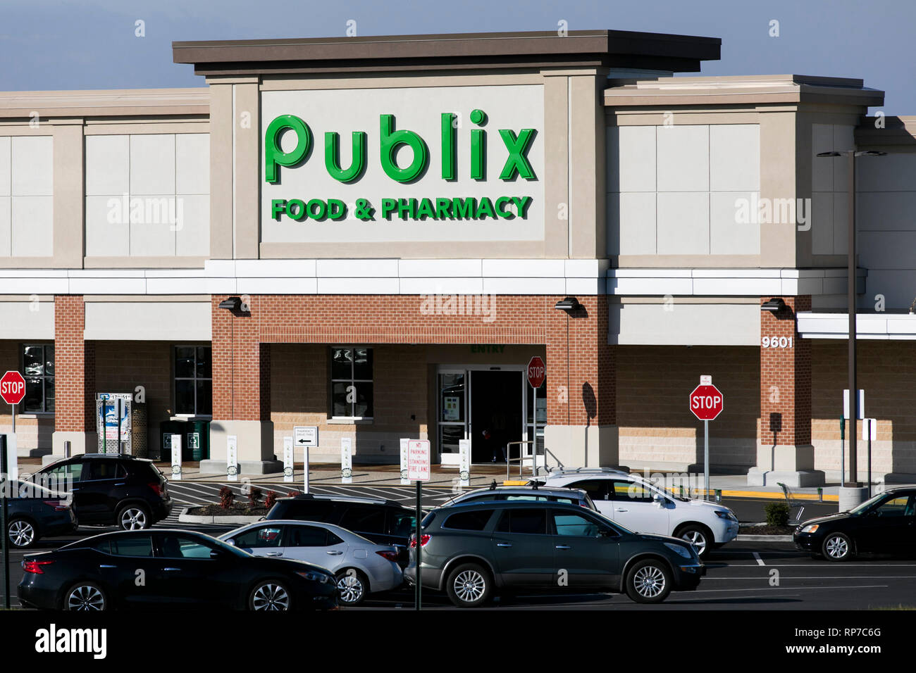 A logo sign outside of a Publix grocery store location in Fredericksburg, Virginia on February 19, 2019. Stock Photo